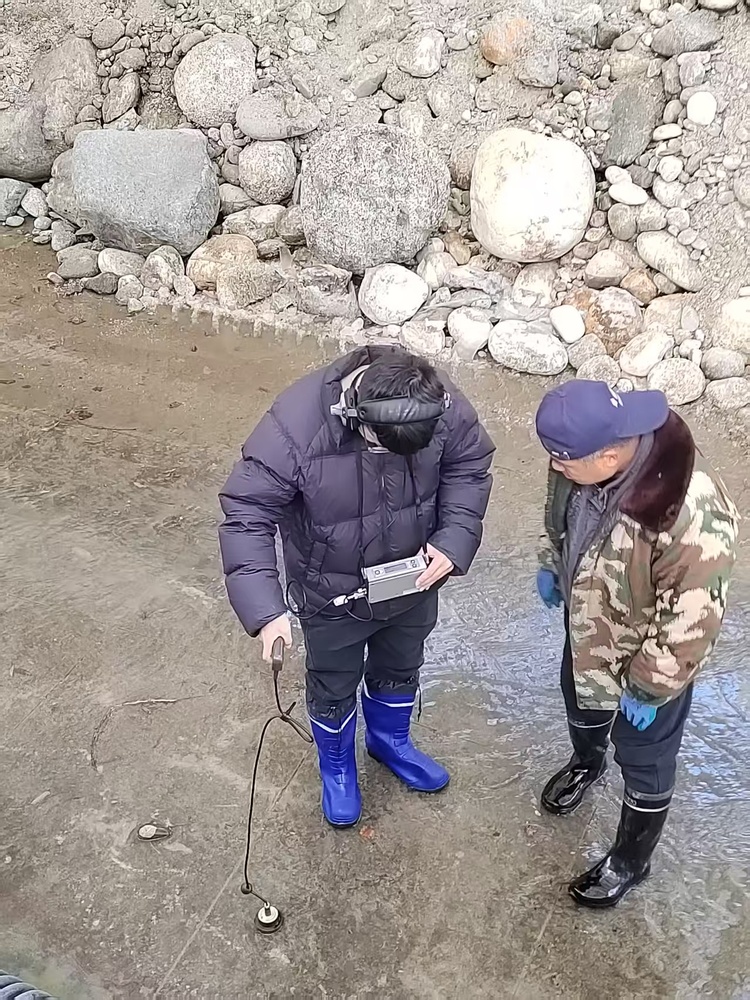 抢修工作人员用听漏仪寻找管道泄漏点